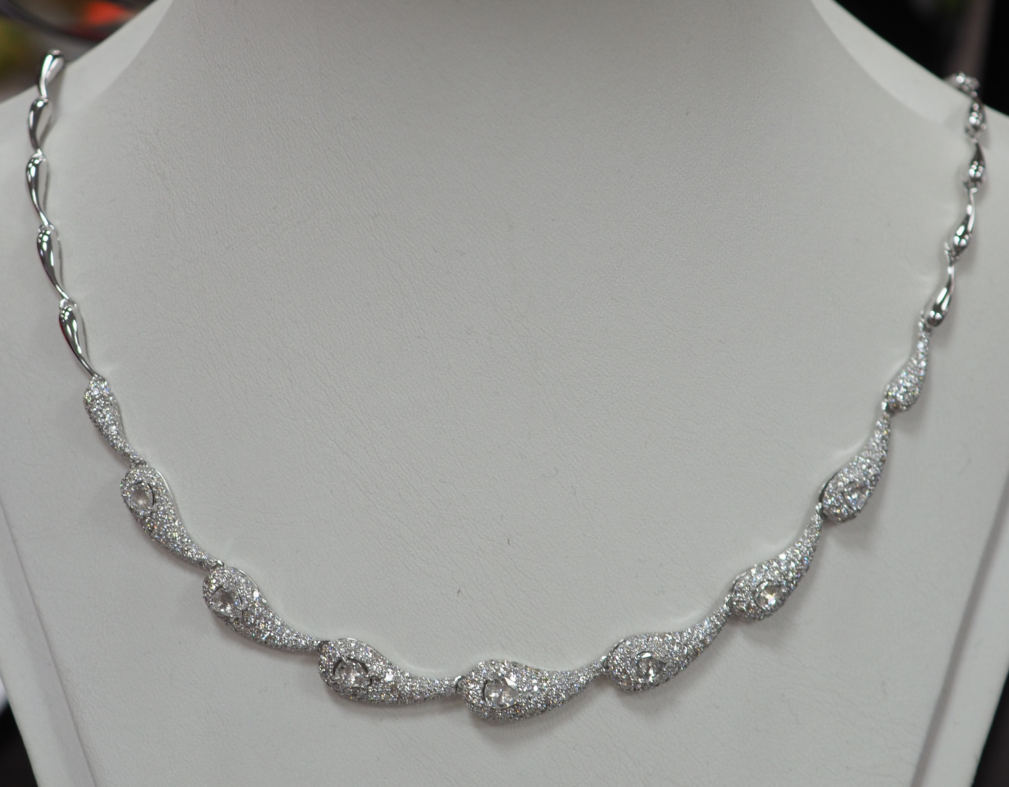 Колье из белого золота с бриллиантами